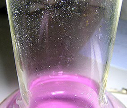 L'iode gazeux se condense en fins cristaux sur les parois intérieures du ballon.